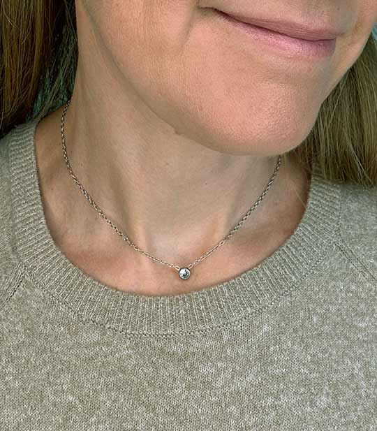 CALIRA - FLOATING KRYSTAL HALSKÆDE