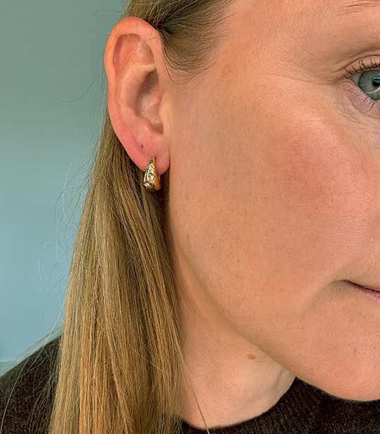 Sigrid Øreringe – guldbelagt med klare sten