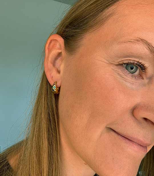 Freya Øreringe – guldbelagt med tre-farvede sten